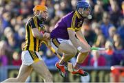 15 June 2019; Kevin Foley of Wexford breaks his hurley as he blocks down Billy Ryan of Kilkenny during the Leinster GAA Hurling Senior Championship Round 5 match between Wexford and Kilkenny at Innovate Wexford Park in Wexford. Photo by Piaras Ó Mídheach/Sportsfile