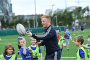 7 August 2019; Leinster player James Tracy with participants during the Bank of Ireland Leinster Rugby Summer Camp at Lansdowne FC in Dublin. Photo by Piaras Ó Mídheach/Sportsfile
