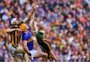 18 August 2019; Séamus Callanan of Tipperary in action against Huw Lawlor, left, and Paul Murphy of Kilkenny during the GAA Hurling All-Ireland Senior Championship Final match between Kilkenny and Tipperary at Croke Park in Dublin. Photo by Piaras Ó Mídheach/Sportsfile