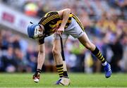 18 August 2019; TJ Reid of Kilkenny prepares to take a late free during the GAA Hurling All-Ireland Senior Championship Final match between Kilkenny and Tipperary at Croke Park in Dublin. Photo by Piaras Ó Mídheach/Sportsfile