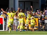 25 August 2019; Peter Betham of Clermont celebrates his try with team-mates during the LNR Top 14 match between ASM Clermont Auvergne and La Rochelle at Stade Marcel-Michelin in Clermont-Ferrand, France. Photo by Romain Biard/Sportsfile