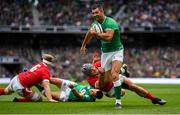 7 September 2019; Rob Kearney of Ireland escapes the tackle by Jonathan Davies of Wales on his way to scoring his side's first try during the Guinness Summer Series match between Ireland and Wales at Aviva Stadium in Dublin. Photo by Brendan Moran/Sportsfile