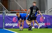 28 September 2019; Gavin Mullin of Leinster scores a second half try as Carwyn Penny of Dragons closes in during The Celtic Cup Round 6 match between Leinster and Dragons at Energia Park in Donnybrook, Dublin. Photo by Piaras Ó Mídheach/Sportsfile