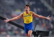 1 October 2019; Armand Duplantis of Sweden celebrates a clearance in the Men's Pole Vault Final during day five of the World Athletics Championships 2019 at the Khalifa International Stadium in Doha, Qatar. Photo by Sam Barnes/Sportsfile