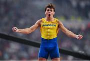 1 October 2019; Armand Duplantis of Sweden celebrates a clearance in the Men's Pole Vault Final during day five of the World Athletics Championships 2019 at the Khalifa International Stadium in Doha, Qatar. Photo by Sam Barnes/Sportsfile