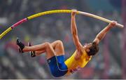 1 October 2019; Armand Duplantis of Sweden competing in the Men's pole vault final during day five of the World Athletics Championships 2019 at the Khalifa International Stadium in Doha, Qatar. Photo by Sam Barnes/Sportsfile