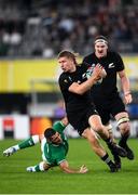 19 October 2019; Jack Goodhue of New Zealand beats a tackle by Rob Kearney of Ireland during the 2019 Rugby World Cup Quarter-Final match between New Zealand and Ireland at the Tokyo Stadium in Chofu, Japan. Photo by Ramsey Cardy/Sportsfile