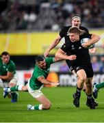 19 October 2019; Jack Goodhue of New Zealand beats a tackle by Rob Kearney of Ireland during the 2019 Rugby World Cup Quarter-Final match between New Zealand and Ireland at the Tokyo Stadium in Chofu, Japan. Photo by Ramsey Cardy/Sportsfile