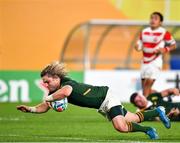 20 October 2019; Faf de Klerk of South Africa scores his side's second try during the 2019 Rugby World Cup Quarter-Final match between Japan and South Africa at the Tokyo Stadium in Chofu, Japan. Photo by Brendan Moran/Sportsfile