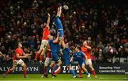 28 December 2019; Scott Fardy of Leinster wins possession in a lineout ahead of Jack O'Donoghue of Munster during the Guinness PRO14 Round 9 match between Munster and Leinster at Thomond Park in Limerick. Photo by Diarmuid Greene/Sportsfile
