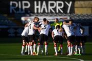 31 July 2020; Dundalk players in a huddle before the game at a banner is seen in tribute to the late Dundalk groundsman and videographer Harry Taaffe before the SSE Airtricity League Premier Division match between Dundalk and St Patrick's Athletic at Oriel Park in Dundalk, Louth. The SSE Airtricity League Premier Division made its return today after 146 days in lockdown but behind closed doors due to the ongoing Coronavirus restrictions. Photo by Piaras Ó Mídheach/Sportsfile