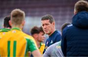 2 August 2020; Corofin manager Kevin O'Brien speaks to his players before the Galway County Senior Football Championship Group 4A Round 1 match between Corofin and Oughterard at Pearse Stadium in Galway. GAA matches continue to take place in front of a limited number of people due to the ongoing Coronavirus restrictions. Photo by Piaras Ó Mídheach/Sportsfile