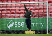 3 August 2020; Anto Maguire fixes the net prior to the SSE Airtricity League Premier Division match between St Patrick's Athletic and Derry City at Richmond Park in Dublin. Photo by Stephen McCarthy/Sportsfile