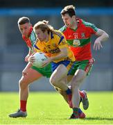 30 August 2020; Aaron Byrne of Na Fianna in action against Leon Young, left, and Aaron Elliott of Ballymun Kickhams during the Dublin County Senior Football Championship Quarter-Final match between Ballymun Kickhams and Na Fianna at Parnell Park in Dublin. Photo by Piaras Ó Mídheach/Sportsfile