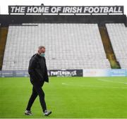 11 September 2020; Waterford manager John Sheridan arrives prior to the SSE Airtricity League Premier Division match between Bohemians and Waterford at Dalymount Park in Dublin. Photo by Stephen McCarthy/Sportsfile