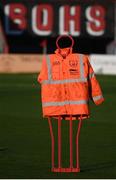 25 September 2020; A jacket is seen on a piece of training equipment prior to the SSE Airtricity League Premier Division match between Bohemians and Derry City at Dalymount Park in Dublin. Photo by Stephen McCarthy/Sportsfile