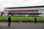 17 October 2020; Members of the public watch the warm-up outside the stadium prior to the Allianz Football League Division 3 Round 6 match between Cork and Louth at Páirc Ui Chaoimh in Cork. Photo by Harry Murphy/Sportsfile