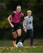21 October 2020; Louise Quinn and head coach Vera Pauw during a Republic of Ireland Women training session at Sportschule Wedau in Duisburg, Germany. Photo by Stephen McCarthy/Sportsfile