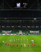 26 November 2020; Players from both teams observe a minutes silence for the late Diego Armando Maradona prior to the UEFA Europa League Group B match between Dundalk and SK Rapid Wien at Aviva Stadium in Dublin. Photo by Eóin Noonan/Sportsfile