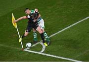 6 December 2020; Andy Boyle of Dundalk holds onto the corner flag as he ushers the ball out of play under pressure from Dean Williams of Shamrock Rovers during the Extra.ie FAI Cup Final match between Shamrock Rovers and Dundalk at the Aviva Stadium in Dublin. Photo by Piaras Ó Mídheach/Sportsfile
