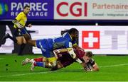 19 December 2020; Mike Haley of Munster scores a try despite the tackle by Alivereti Raka of ASM Clermont Auvergne during the Heineken Champions Cup Pool B Round 2 match between ASM Clermont Auvergne and Munster at Stade Marcel-Michelin in Clermont-Ferrand, France. Photo by Julien Poupart/Sportsfile
