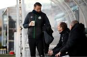 28 February 2021; Robbie Keane, a member of the Shamrock Rovers backroom team, speaks with Cork City manager Colin Helay and coach John Cotter, right, before the pre-season friendly match between Shamrock Rovers and Cork City at Tallaght Stadium in Dublin. Photo by Stephen McCarthy/Sportsfile