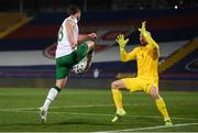 24 March 2021; Shane Long of Republic of Ireland passes past Marko Dmitrovic of Serbia in the lead up to his side's second goal, scored by James Collins, during the FIFA World Cup 2022 qualifying group A match between Serbia and Republic of Ireland at Stadion Rajko Mitic in Belgrade, Serbia. Photo by Stephen McCarthy/Sportsfile