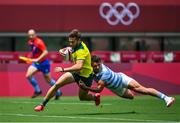 26 July 2021; Josh Turner of Australia scores his side's first try despite the tackle of Argentina's Luciano Gonzalez during the rugby sevens men's pool A match between Australia and Argentina at the Tokyo Stadium during the 2020 Tokyo Summer Olympic Games in Tokyo, Japan. Photo by Brendan Moran/Sportsfile