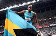 5 August 2021; Steven Gardiner of Bahamas celebrates after winning the final of the men's 400 metres at the Olympic Stadium on day 13 during the 2020 Tokyo Summer Olympic Games in Tokyo, Japan. Photo by Stephen McCarthy/Sportsfile