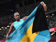 5 August 2021; Steven Gardiner of Bahamas celebrates after winning the final of the men's 400 metres at the Olympic Stadium on day 13 during the 2020 Tokyo Summer Olympic Games in Tokyo, Japan. Photo by Stephen McCarthy/Sportsfile