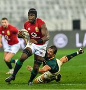 7 August 2021; Maro Itoje of British and Irish Lions evades the tackle of Eben Etzebeth of South Africa during the third test of the British and Irish Lions tour match between South Africa and British and Irish Lions at Cape Town Stadium in Cape Town, South Africa. Photo by Ashley Vlotman/Sportsfile