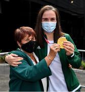 10 August 2021; Gold medallist Kellie Harrington with Anna Moore, friend and IABA Official, at Dublin Airport as Team Ireland's boxers return from the Tokyo 2020 Olympic Games. Photo by Seb Daly/Sportsfile