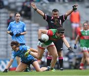 14 August 2021; Rachel Kearns of Mayo gets away from Leah Caffrey of Dublin during the TG4 Ladies Football All-Ireland Championship semi-final match between Dublin and Mayo at Croke Park in Dublin. Photo by Piaras Ó Mídheach/Sportsfile