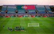 31 August 2021; Manager Stephen Kenny speaks to his players during a Republic of Ireland training session at Estádio Algarve in Faro, Portugal. Photo by Stephen McCarthy/Sportsfile