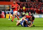 2 October 2021; Warrick Gelant of DHL Stormers on his way to scoring his side's first try despite the efforts of Calvin Nash of Munster, during the United Rugby Championship match between Munster and DHL Stormers at Thomond Park in Limerick. Photo by Sam Barnes/Sportsfile