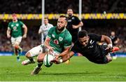 13 November 2021; Jamison Gibson-Park of Ireland gets to the ball ahead of Sevu Reece of New Zealand to prevent a try during the Autumn Nations Series match between Ireland and New Zealand at Aviva Stadium in Dublin. Photo by Brendan Moran/Sportsfile