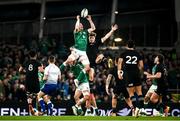 13 November 2021; Peter O’Mahony of Ireland wins a restart ahead of Jordie Barrett of New Zealand during the Autumn Nations Series match between Ireland and New Zealand at Aviva Stadium in Dublin. Photo by David Fitzgerald/Sportsfile