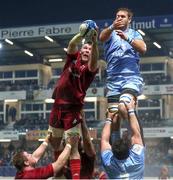 14 January 2022; Peter O’Mahony of Munster wins a lineout from Jack Whetton of Castres Olympique during the Heineken Champions Cup Pool B match between Castres Olympique and Munster at Stade Pierre Fabre in Castres, France. Photo by Manuel Blondeu/Sportsfile
