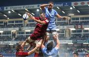 14 January 2022; Peter O’Mahony of Munster wins a lineout from Jack Whetton of Castres Olympique during the Heineken Champions Cup Pool B match between Castres Olympique and Munster at Stade Pierre Fabre in Castres, France. Photo by Manuel Blondeu/Sportsfile