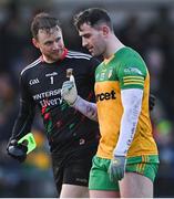 30 January 2022; Mayo goalkeeper Rob Hennelly in conversation with Patrick McBrearty of Donegal after the drawn the Allianz Football League Division 1 match between Mayo and Donegal at Markievicz Park in Sligo. Photo by Piaras Ó Mídheach/Sportsfile
