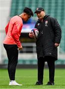 11 March 2022; England head coach Eddie Jones speaks to Marcus Smith during England captain's run at Twickenham Stadium in London, England. Photo by Brendan Moran/Sportsfile