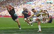 28 May 2022; Brice Dulin of La Rochelle kicks under pressure from Josh van der Flier of Leinster during the Heineken Champions Cup Final match between Leinster and La Rochelle at Stade Velodrome in Marseille, France. Photo by Harry Murphy/Sportsfile