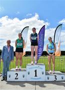 4 June 2022; President of the Irish Schools Athletic Association Billy Delaney, with senior girls 800m medallists, from left, Cara Laverty of Thornhill College Derry, silver, Maeve O'Neill of Maria Immaculata Community College Dunmanway, Cork, gold, and Emmy Thornton of Strathearn School, Antrim, bronze, at the Irish Life Health All Ireland Schools Track and Field Championships at Tullamore in Offaly. Photo by Sam Barnes/Sportsfile