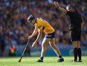 2 July 2022; Tony Kelly of Clare prepares to take a free as referee Fergal Horgan looks on during the GAA Hurling All-Ireland Senior Championship Semi-Final match between Kilkenny and Clare at Croke Park in Dublin. Photo by Piaras Ó Mídheach/Sportsfile