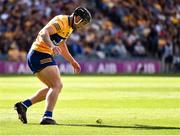 2 July 2022; Tony Kelly of Clare tries to gather possession without his hurl during the GAA Hurling All-Ireland Senior Championship Semi-Final match between Kilkenny and Clare at Croke Park in Dublin.Photo by John Sheridan/Sportsfile Photo by Piaras Ó Mídheach/Sportsfile