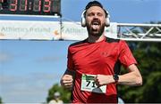 10 July 2022; Lee Dennis celebrates finishing the Irish Runner 10 Mile, Sponsored by Sports Travel International, incorporating the AAI National 10 Mile Road Race Championships at the Phoenix Park in Dublin. Photo by Sam Barnes/Sportsfile