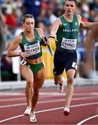 15 July 2022; Sophie Becker of Ireland takes the baton from teammate Chris O'Donnell in the 4x400m mixed relay final during day one of the World Athletics Championships at Hayward Field in Eugene, Oregon, USA. Photo by Sam Barnes/Sportsfile
