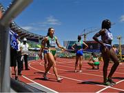 17 July 2022; Sophie Becker of Ireland, centre, before her women's 400m heats during day three of the World Athletics Championships at Hayward Field in Eugene, Oregon, USA. Photo by Sam Barnes/Sportsfile