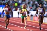 17 July 2022; Athletes, from left, Aleia Hobbs of USA, Shelly-Ann Fraser-Pryce of Jamaica, and Daryll Neita of Great Britain compete in the women's 100m semi-finals during day three of the World Athletics Championships at Hayward Field in Eugene, Oregon, USA. Photo by Sam Barnes/Sportsfile