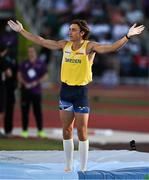 24 July 2022; Armand Duplantis of Sweden celebrates clearing a world record height of 6.21m and winnig gold in the men's Pole Vault final during day ten of the World Athletics Championships at Hayward Field in Eugene, Oregon, USA. Photo by Sam Barnes/Sportsfile